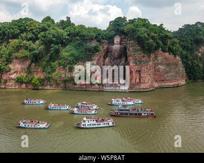 Luftaufnahme des Leshan Giant Buddha nach Renovierungsarbeiten in den beschädigten Thorax und Abdomen und Algen auf seinem Gesicht in Leshan Stadt entfernen, im Südwesten Chinas S Stockfoto