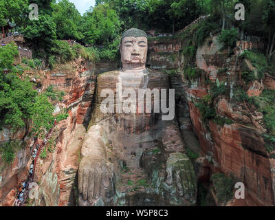 Luftaufnahme des Leshan Giant Buddha nach Renovierungsarbeiten in den beschädigten Thorax und Abdomen und Algen auf seinem Gesicht in Leshan Stadt entfernen, im Südwesten Chinas S Stockfoto