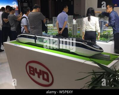 Eine Einschienenbahn verbindet den Bahnhof Modell der betitelt kyRail' ist in der 3. Welt Intelligence Kongress (WIC) in Tianjin, China, 18. Mai 2019. China's New en Stockfoto