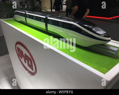Eine Einschienenbahn verbindet den Bahnhof Modell der betitelt kyRail' ist in der 3. Welt Intelligence Kongress (WIC) in Tianjin, China, 18. Mai 2019. China's New en Stockfoto