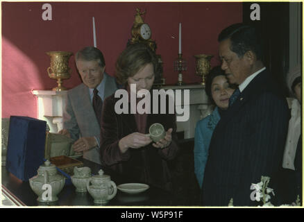 Jimmy und Rosalynn Carter aus Kriangsak Chomanan Geschenke bewundern, Premierminister von Thailand. Stockfoto