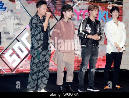 (Von links) Chinesische Schauspieler Han Geng, Jackson Yee oder Yi Yangqianxi der Chinesischen boy group TFBoys, Taiwanesisch Sänger, Schauspieler und Wirt Lo und Taiwanesische - Stockfoto