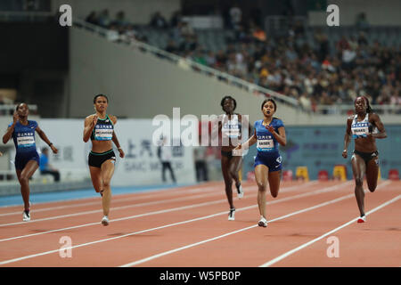 Bahraini Leichtathletik sprinter Salwa Eid Naser, rechts, konkurriert in den 400m Frauen während der iaaf Diamond League Shanghai in Shanghai, China, 18 Ma Stockfoto