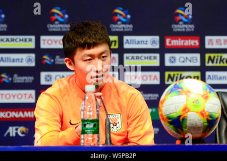 Wang Tong von China Shandong Luneng Taishan F.C. besucht eine Pressekonferenz vor der fünften Runde der Gruppe G gegen Südkorea von Gyeongnam FC Stockfoto