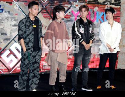 (Von links) Chinesische Schauspieler Han Geng, Jackson Yee oder Yi Yangqianxi der Chinesischen boy group TFBoys, Taiwanesisch Sänger, Schauspieler und Wirt Lo und Taiwanesische - Stockfoto