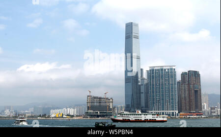 ---- Blick auf das International Commerce Centre (ICC) und Cluster von Büro- und Wohngebäuden Mehrfamilienhäusern in Hongkong, China, 14. Oktober 2. Stockfoto