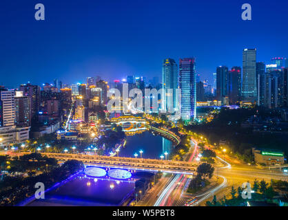 Eine Nachtansicht der Anshun Brücke, in der Mitte über dem Jin Fluss oder Jinjiang Fluss in der Stadt Chengdu, Provinz Sichuan im Südwesten Chinas, 29. Juli 2018. Stockfoto