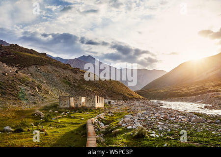 Zerstörten Haus in der Nähe des Flusses im Tal bei Sonnenaufgang in Kirgisistan Stockfoto