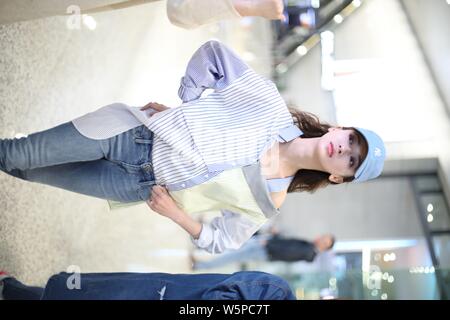 Chinesische Schauspielerin Wu Jinyan kommt an einem Flughafen in Shanghai, China, 7. Mai 2019. Stockfoto