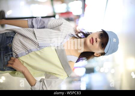 Chinesische Schauspielerin Wu Jinyan kommt an einem Flughafen in Shanghai, China, 7. Mai 2019. Stockfoto