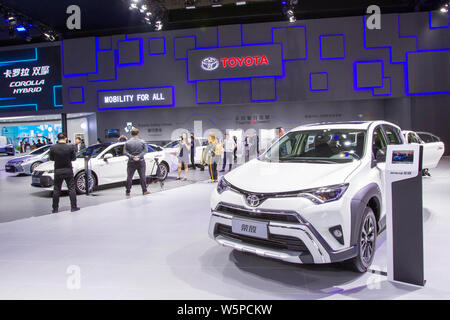 ---- Leute besuchen den Stand der Toyota Motor Corp während des 18. Shanghai Internationalen Automobil- Ausstellung, die auch als Auto Shanghai bekannt Stockfoto