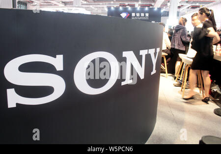 ---- Leute besuchen Sie den Stand von Sony während der ersten China International Import Expo (CIIE) in Shanghai, China, 7. November 2018. Japanische conglom Stockfoto