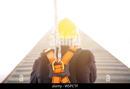 Industrielle Arbeiter mit Sicherheit Schutzausrüstung Schleife in seinem Rücken, Sicherheitskonzept Stockfoto