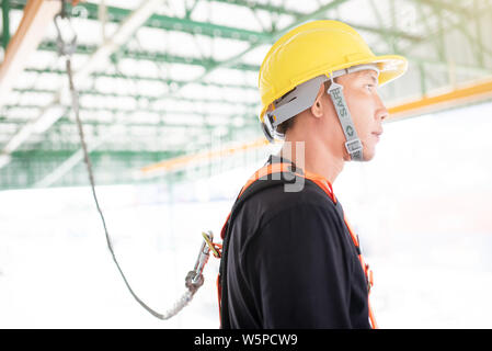 Industriearbeiter tragen den Schutzgurt im Werk, Sicherheitskonzept Stockfoto