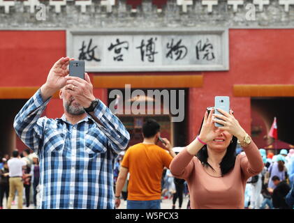 Chinesische und ausländische Besucher Reisen rund um den Palast Museum, auch als die Verbotene Stadt, während der vier Tage am Tag der Arbeit bekannt (Tag) Urlaub in Stockfoto
