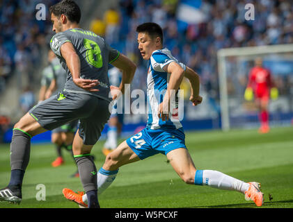 Wu Lei der RCD Espanyol passt den Ball gegen Real Sociedad in der 38. Runde Gleichen während der Liga Saison 2018-2019 in Barcelona, Spanien, 18. Mai Stockfoto