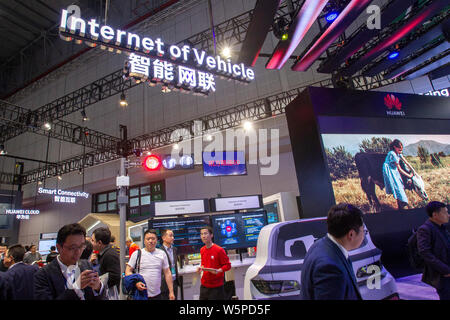 ---- Leute besuchen den Stand der Huawei während des 18. Shanghai Internationalen Automobil- Ausstellung, die auch als Auto Shanghai 2019, in S bekannt Stockfoto
