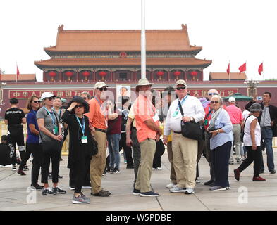 Chinesische und ausländische Besucher Reisen rund um den Platz des Himmlischen Friedens während der vier Tage am Labor Day (Tag der Arbeit) Urlaub in Peking, China, 4. Mai 2019. Stockfoto