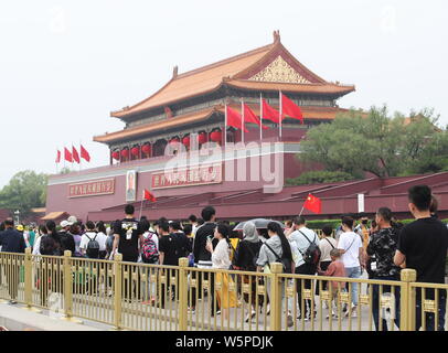 Chinesische und ausländische Besucher Reisen rund um den Platz des Himmlischen Friedens während der vier Tage am Labor Day (Tag der Arbeit) Urlaub in Peking, China, 4. Mai 2019. Stockfoto