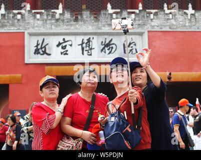 Chinesische und ausländische Besucher Reisen rund um den Palast Museum, auch als die Verbotene Stadt, während der vier Tage am Tag der Arbeit bekannt (Tag) Urlaub in Stockfoto