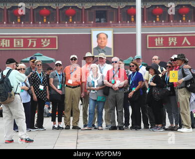 Chinesische und ausländische Besucher Reisen rund um den Platz des Himmlischen Friedens während der vier Tage am Labor Day (Tag der Arbeit) Urlaub in Peking, China, 4. Mai 2019. Stockfoto