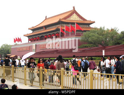 Chinesische und ausländische Besucher Reisen rund um den Platz des Himmlischen Friedens während der vier Tage am Labor Day (Tag der Arbeit) Urlaub in Peking, China, 4. Mai 2019. Stockfoto