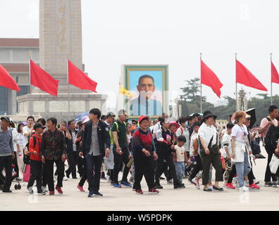 Chinesische und ausländische Besucher Reisen rund um den Platz des Himmlischen Friedens während der vier Tage am Labor Day (Tag der Arbeit) Urlaub in Peking, China, 4. Mai 2019. Stockfoto