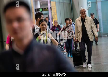 Head Coach Marcello Lippi, Mitte, der chinesischen nationalen Männer Fußball Mannschaft kommt auf der Guangzhou Baiyun International Airport, Guangzhou City, so Stockfoto