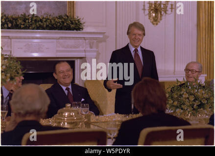 Jimmy Carter spricht während ein Arbeitsessen mit dem französischen Premierminister Raymond Barre Stockfoto