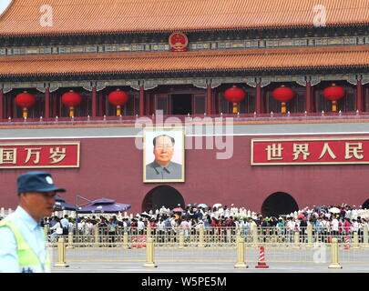 Chinesische und ausländische Besucher Reisen rund um den Platz des Himmlischen Friedens während der vier Tage am Labor Day (Tag der Arbeit) Urlaub in Peking, China, 4. Mai 2019. Stockfoto