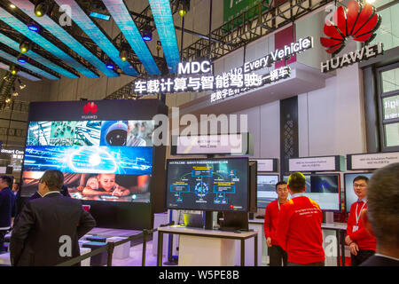 ---- Leute besuchen den Stand der Huawei während des 18. Shanghai Internationalen Automobil- Ausstellung, die auch als Auto Shanghai 2019, in S bekannt Stockfoto