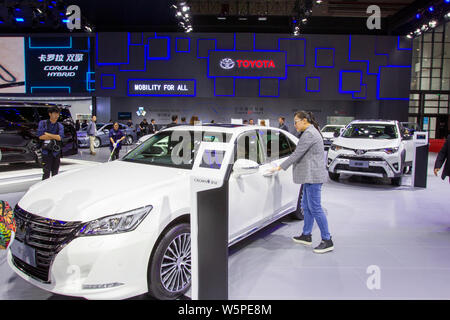 ---- Leute besuchen den Stand der Toyota Motor Corp während des 18. Shanghai Internationalen Automobil- Ausstellung, die auch als Auto Shanghai bekannt Stockfoto