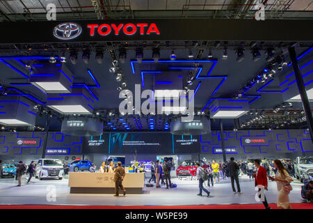 ---- Leute besuchen den Stand der Toyota Motor Corp während des 18. Shanghai Internationalen Automobil- Ausstellung, die auch als Auto Shanghai bekannt Stockfoto