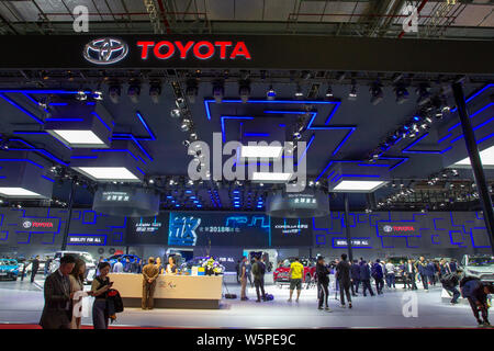 ---- Leute besuchen den Stand der Toyota Motor Corp während des 18. Shanghai Internationalen Automobil- Ausstellung, die auch als Auto Shanghai bekannt Stockfoto