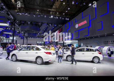 ---- Leute besuchen den Stand der Toyota Motor Corp während des 18. Shanghai Internationalen Automobil- Ausstellung, die auch als Auto Shanghai bekannt Stockfoto