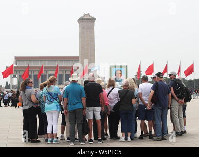 Chinesische und ausländische Besucher Reisen rund um den Platz des Himmlischen Friedens während der vier Tage am Labor Day (Tag der Arbeit) Urlaub in Peking, China, 4. Mai 2019. Stockfoto