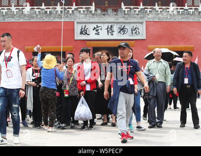 Chinesische und ausländische Besucher Reisen rund um den Palast Museum, auch als die Verbotene Stadt, während der vier Tage am Tag der Arbeit bekannt (Tag) Urlaub in Stockfoto