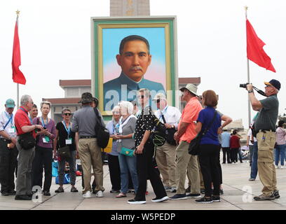 Chinesische und ausländische Besucher Reisen rund um den Platz des Himmlischen Friedens während der vier Tage am Labor Day (Tag der Arbeit) Urlaub in Peking, China, 4. Mai 2019. Stockfoto