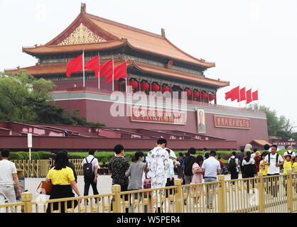 Chinesische und ausländische Besucher Reisen rund um den Platz des Himmlischen Friedens während der vier Tage am Labor Day (Tag der Arbeit) Urlaub in Peking, China, 4. Mai 2019. Stockfoto