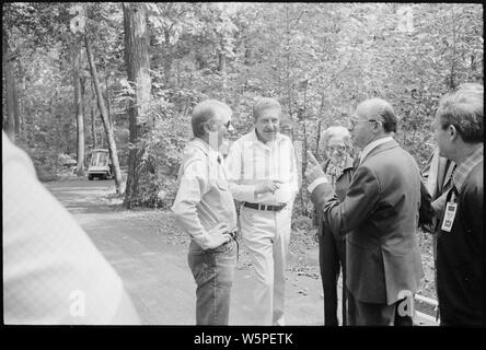 Jimmy Carter mit Menahem Begin und Mitglieder der israelischen Delegation in Camp David. Stockfoto