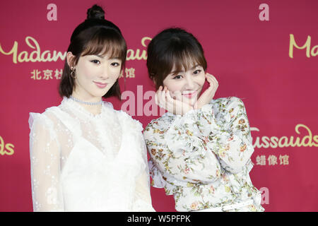 Chinesische Schauspielerin Andy Yang oder Yang Zi wirft mit der wachsfigur von ihr während einer enthüllungsfeier im Madame Tussauds Museum in Peking, China, 28. Stockfoto