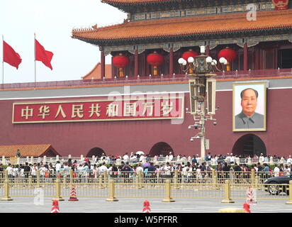 Chinesische und ausländische Besucher Reisen rund um den Platz des Himmlischen Friedens während der vier Tage am Labor Day (Tag der Arbeit) Urlaub in Peking, China, 4. Mai 2019. Stockfoto