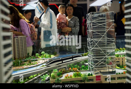 Eine Einschienenbahn verbindet den Bahnhof Modell der betitelt kyRail' ist in der 3. Welt Intelligence Kongress (WIC) in Tianjin, China, 18. Mai 2019. China's New en Stockfoto