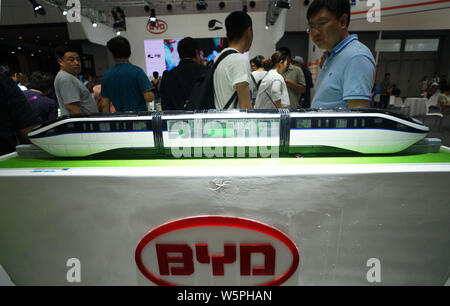 Eine Einschienenbahn verbindet den Bahnhof Modell der betitelt kyRail' ist in der 3. Welt Intelligence Kongress (WIC) in Tianjin, China, 18. Mai 2019. China's New en Stockfoto