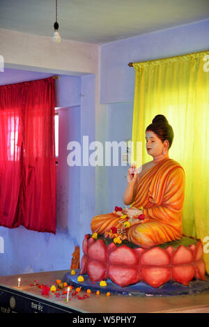 Idol von Buddha Panch Ratna Buddha Vihar Valsad Gujarat Indien Asien Stockfoto