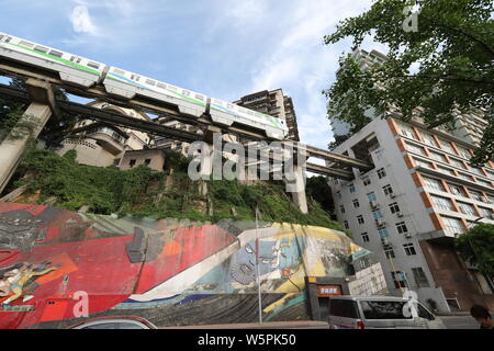 ---- Ein monorail Zug fährt in ein Gebäude an der Liziba Station Chongqing der Light Rail Linie 2 in Chongqing, China, 13. Mai 2018. Stockfoto