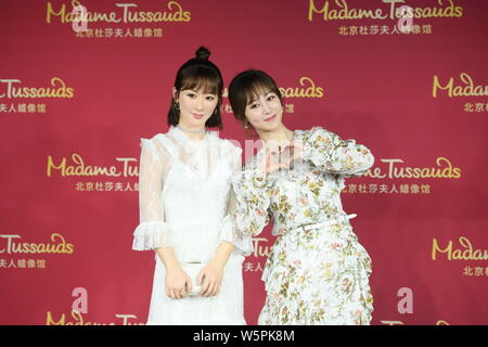 Chinesische Schauspielerin Andy Yang oder Yang Zi wirft mit der wachsfigur von ihr während einer enthüllungsfeier im Madame Tussauds Museum in Peking, China, 28. Stockfoto