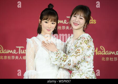 Chinesische Schauspielerin Andy Yang oder Yang Zi wirft mit der wachsfigur von ihr während einer enthüllungsfeier im Madame Tussauds Museum in Peking, China, 28. Stockfoto
