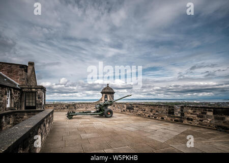 Die Burg von Edinburgh, Edinburgh, Schottland - 2. Mai 2019. Die One O'Clock gun in Edinburgh Castle, die seit 1861 gefeuert wurde, wartet über gefeuert zu werden Stockfoto