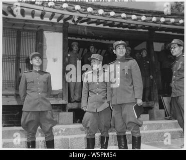 Koreakrieg Friedensgesprächen. Kaesong, Korea; Umfang und Inhalt: kommunistische Delegierten verlassen Konferenz: Kommunistische delegierten Kaesong, Korea, Waffenstillstand Gespräche verlassen Konferenzraum für Abendessen. Stockfoto